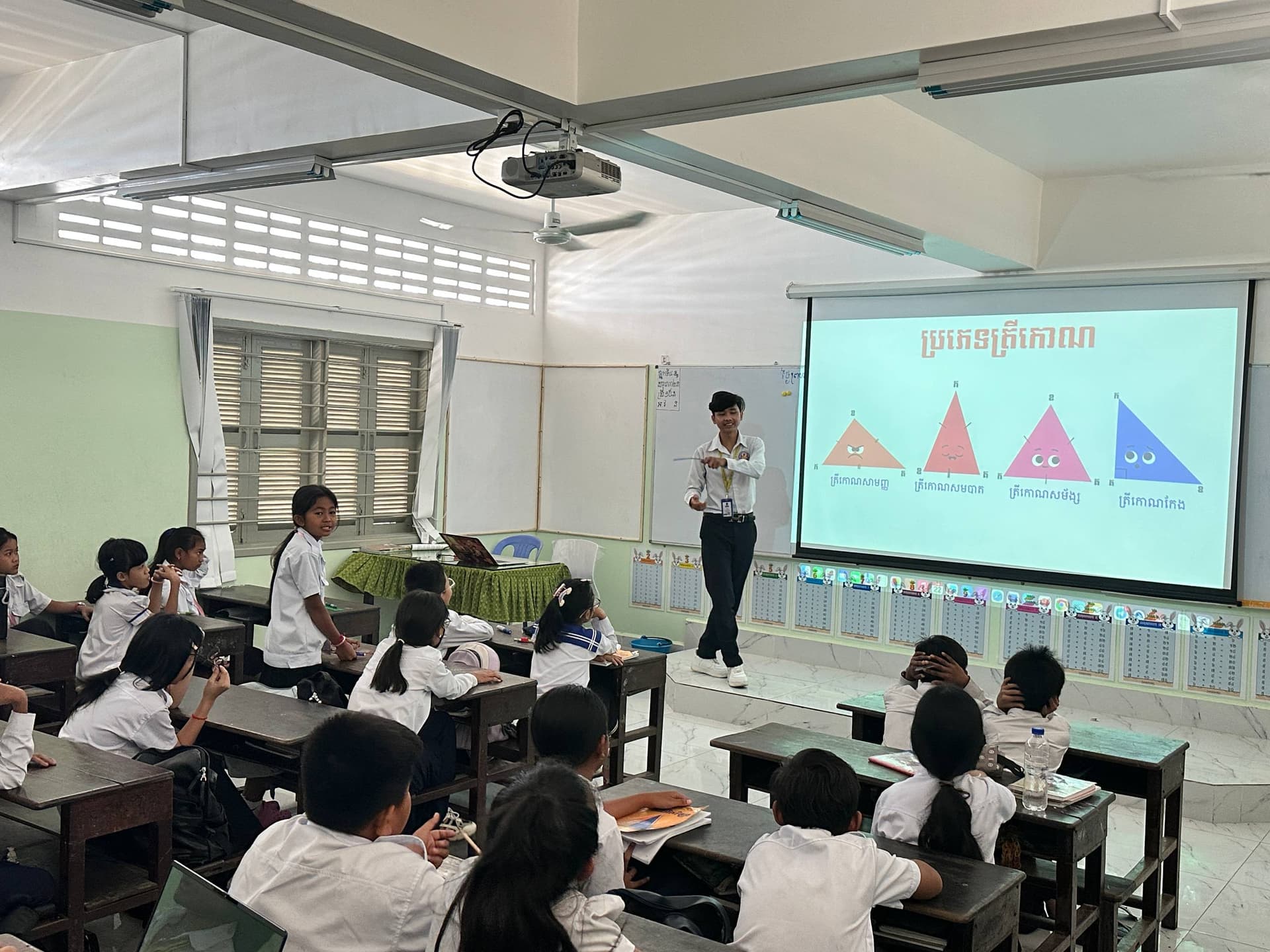 រុន រស្មី បង្រៀនគណិតវិទ្យាក្នុងអំឡុងកម្មសិក្សានៅសាលាបឋមសិក្សាកាកោះ។